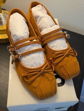 Schutz Womens Arissa Strap. Size 6 NWT.